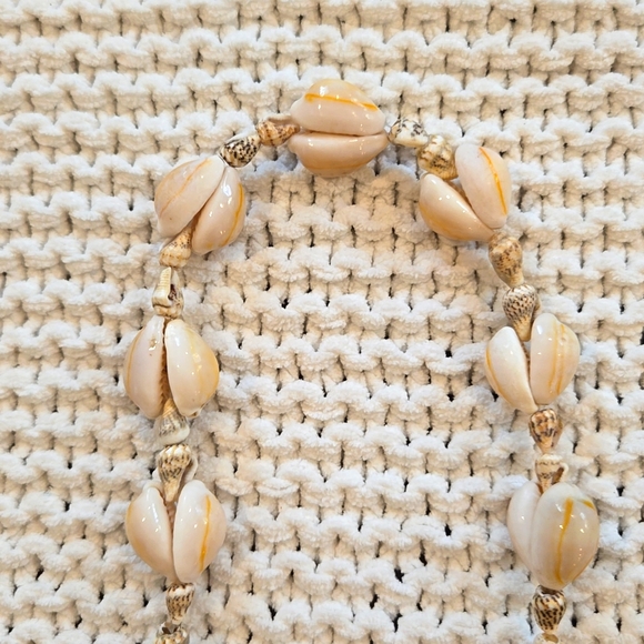 Sea Shell Lei Necklace - Picture 2 of 2